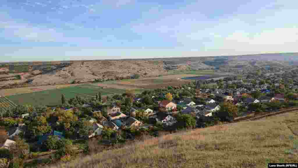 Вид с горы Таз-Тёпе на долину реки Кача и село Тенистое