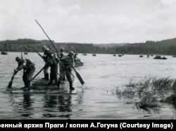 Поскольку оперативный план "Сокол" состоял в походе чехословацкой армии во Францию, то на этих учениях первой половины 1950-х годов солдат готовят форсировать Рейн, хотя они об этом и не знают