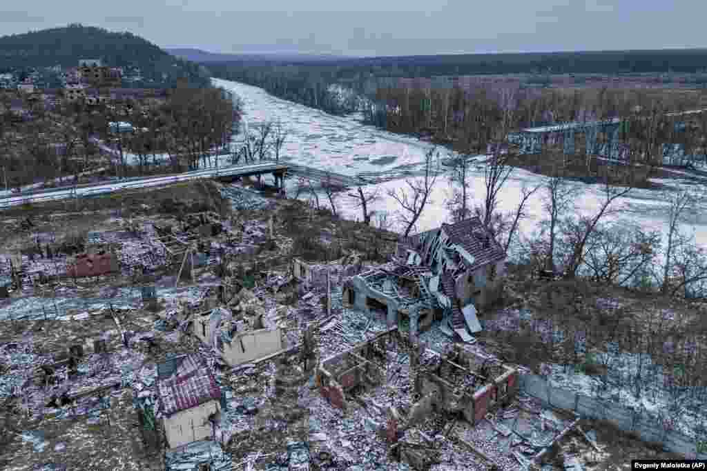 Дома, разрушенные российскими войсками, видны сверху возле взорванного моста через реку Сиверский-Донец в освобожденном селе Богородичное. Украина, 13 января 2023 года. (AP Photo/Evgeniy Maloletka)&nbsp;