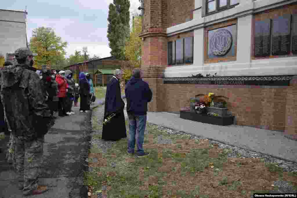 В Харькове помолились о погибших защитниках Украины. Панихиду по всем погибшим защитникам и защитницам Украины провели во дворе храма Святого Иона Богослова у мемориала погибшим