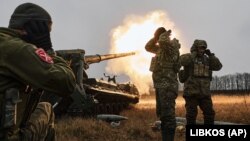 Украинские военные ведут огонь из САУ «Пион» по российским позициям у Бахмута. Донецкая область, 16 декабря 2022 года