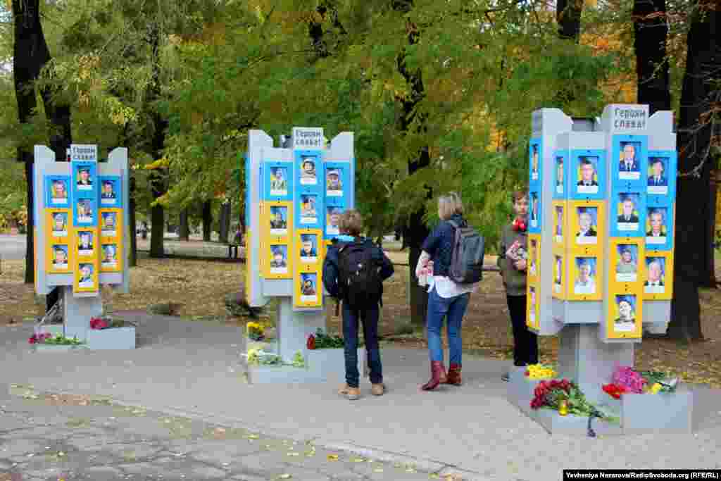 В Запорожье почтили память защитников и защитниц Украины маршем и возложением цветов. Запорожские ветераны войны на Донбассе и волонтеры утром 14 октября собрались на бульваре Шевченко рядом с мэрией города и прошлись пешим ходом в парк Металлургов, где установлены памятные знаки с портретами погибших на Донбассе запорожских бойцов