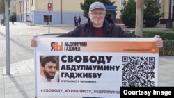 Магомед Магомедов на пикете в поддержку журналиста Абдулмумина Гаджиева. Махачкала, 31 октября 2022 года.