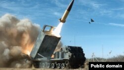 Пуск ракеты ATACMS из установки M270, гусеничного аналога HIMARS
