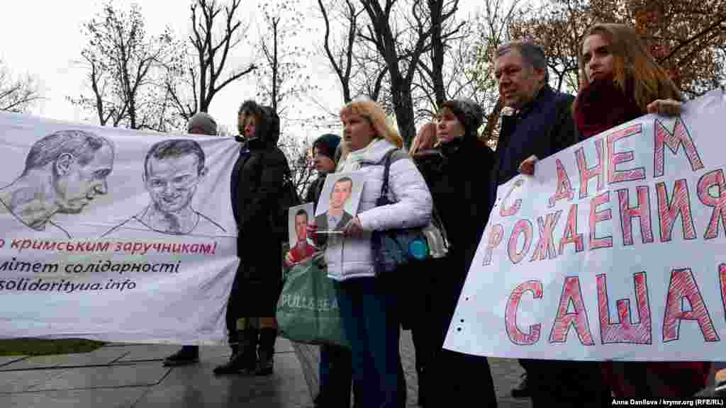 В Киеве провели акцию&nbsp;в честь дня рождения политзаключенного Александра Кольченко &laquo;Food not repressions&raquo;, 26 ноября 25 августа 2015 года Северо-Кавказский окружной военный суд России приговорил Адександра Кольченко к 10&nbsp;годам колонии строгого режима&nbsp;по обвинению в причастности к терроризму.