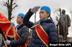 Белорусские пионеры у памятника Ленину в Минске