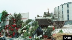 Советские танки у здания парламента республики, 1991