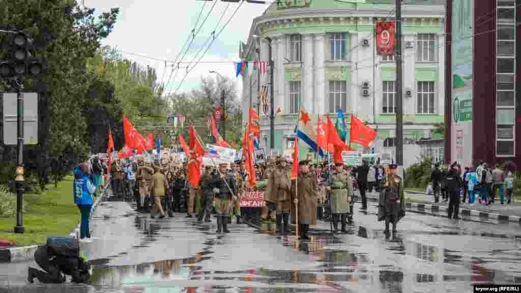 Сообщается, что всех участников акции и зрителей пропускали через рамки металлоискателей. В некоторых случаях людей досматривали ручными детекторами, проверяли сумки и рюкзаки