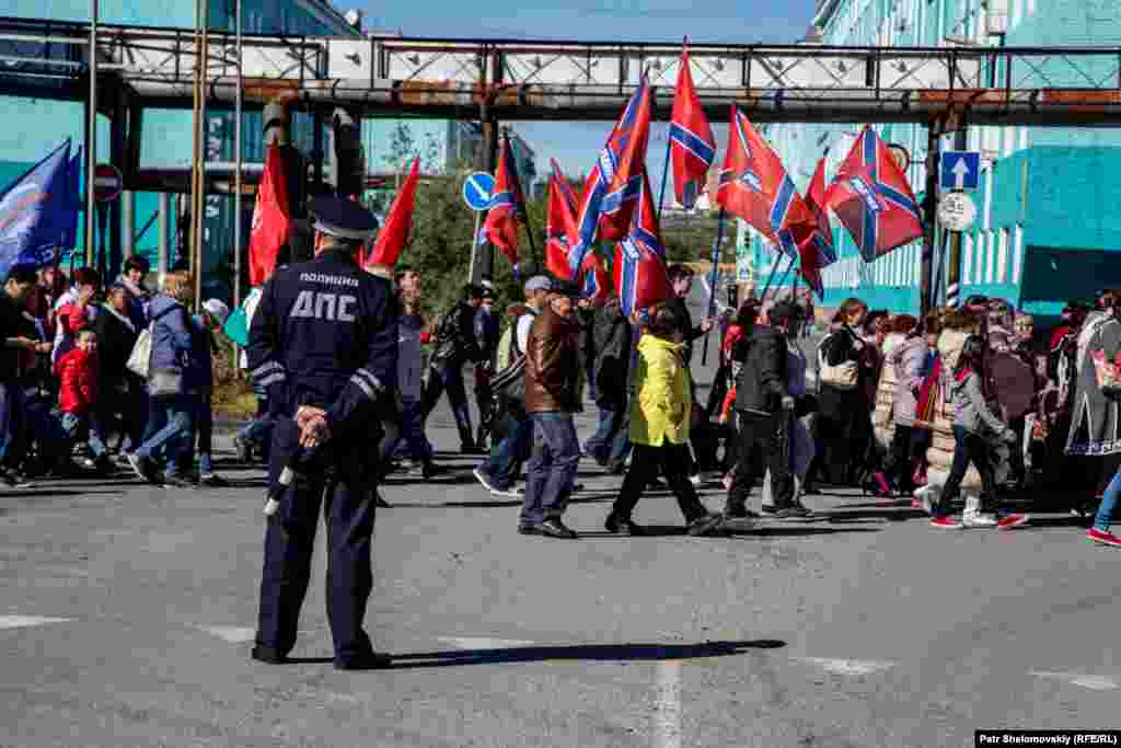 Не обошлось без политической символики. Активисты &quot;Родины&quot; и &quot;Единой России&quot; пришли агитировать за свои партии перед выборами в сентябре