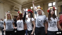 Активистки Femen в Исправительном суде Парижа после предварительных слушаний. 9 июля 2014 года