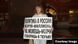 Ирина Калмыкова на пикете в Москве