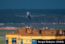 Вид на аэропорт Шереметьево с одного из зданий в городе Сходня