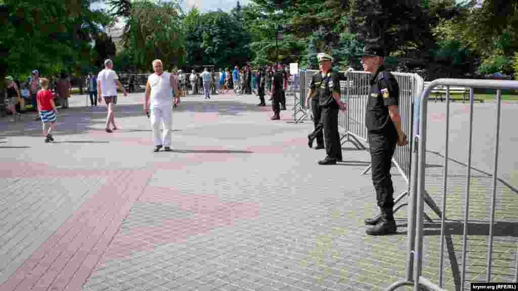 Полиция проверяла сумки и рюкзаки, а территорию проведения мероприятий оцепили военнослужащие Черноморского флота.