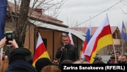 Анатолий Бибилов на митинге в свою поддержку