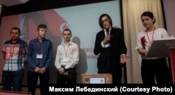 Максим Лебединский (второй справа) вместе со своей командой