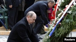 Премьер-министр России Владимир Путин возложил цветы к мемориалу в память о погибших в Катыни в 1940 году. На процесс рассекречивания катынского дела этот жест никак не повлиял.