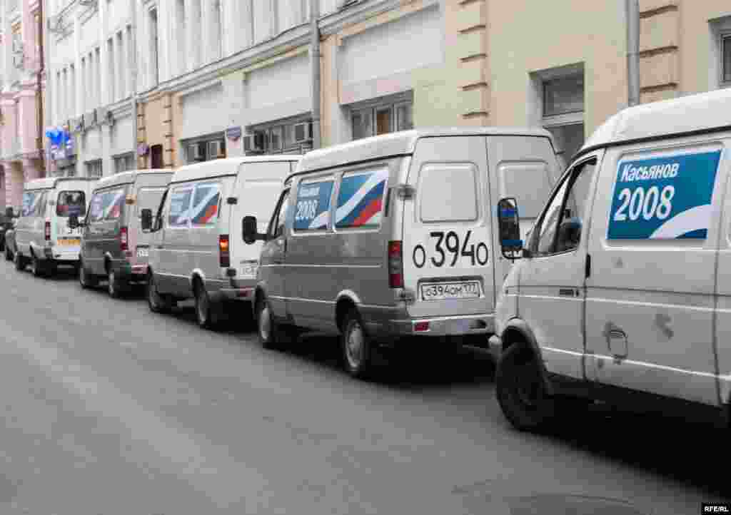 Russia – Trucks full of subscription lists to support Opposition leader former Prime Minister Mikhail Kasyanov as presidential candidate near the central elections commission office in Moscow, 16Jan2008