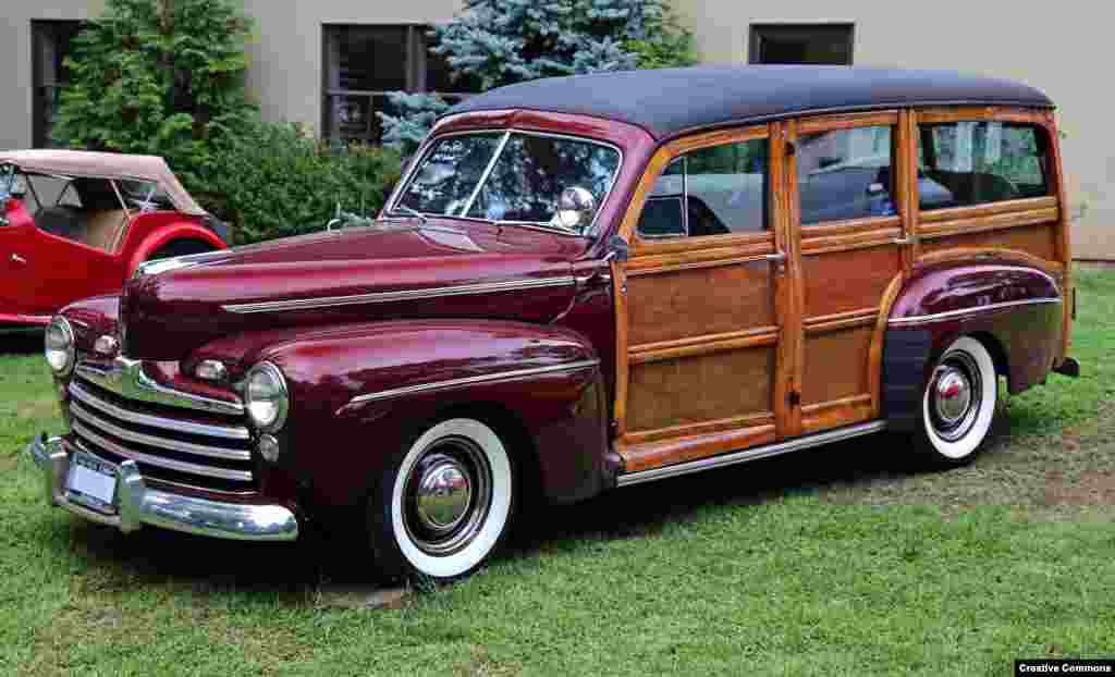 Ford Super Deluxe Woody 1947 года хорошо подходит для езды в сухую, солнечную погоду на калифорнийском побережье.