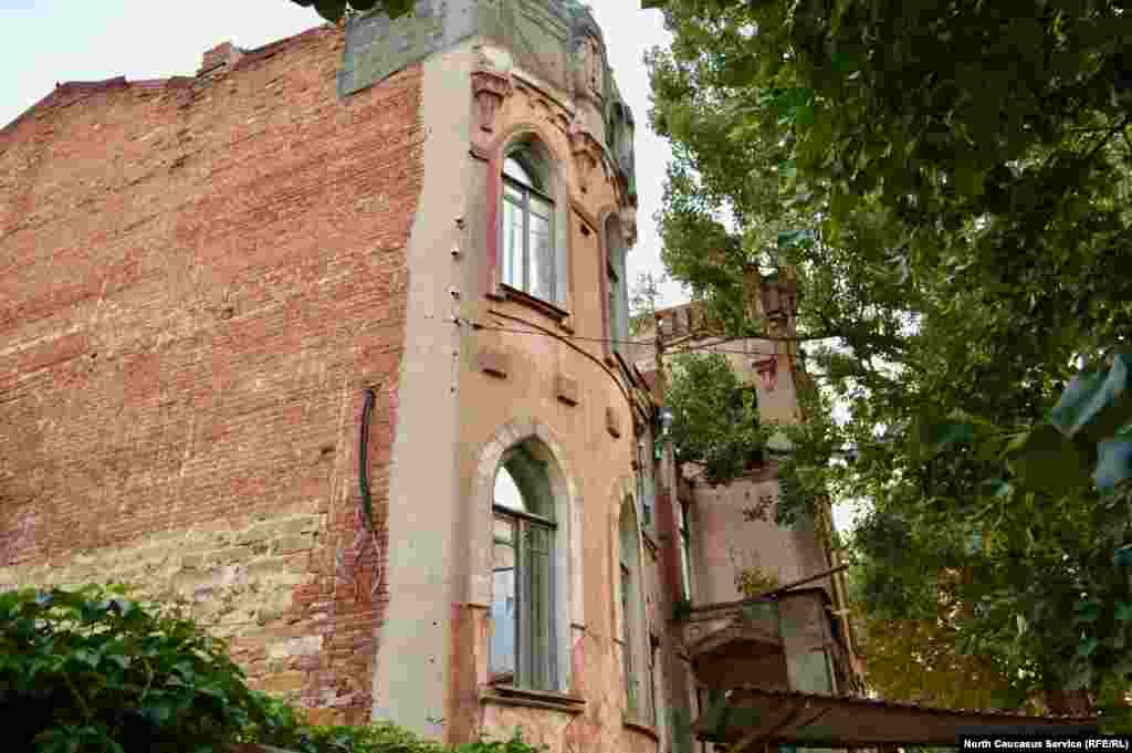 В двадцатом веке дом успел побыть и туберкулезным диспансером, и общежитием для медиков