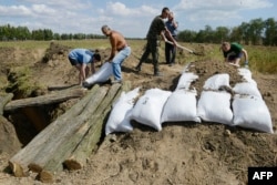 Жители Мариуполя укрепляют траншеи на окраине города