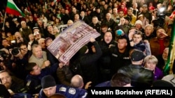 Акция протеста у Национального театра Болгарии в Софии 7 ноября против постановки спектакля "Оружие и человек" в режиссуре Джона Малковича.