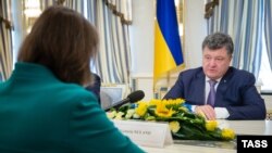 Президент Украины Пётр Порошенко на встрече с Викторией Нуланд - помощником госсекретаря по Европейским и Евроазиатским вопросам, 6 октября 2014 года