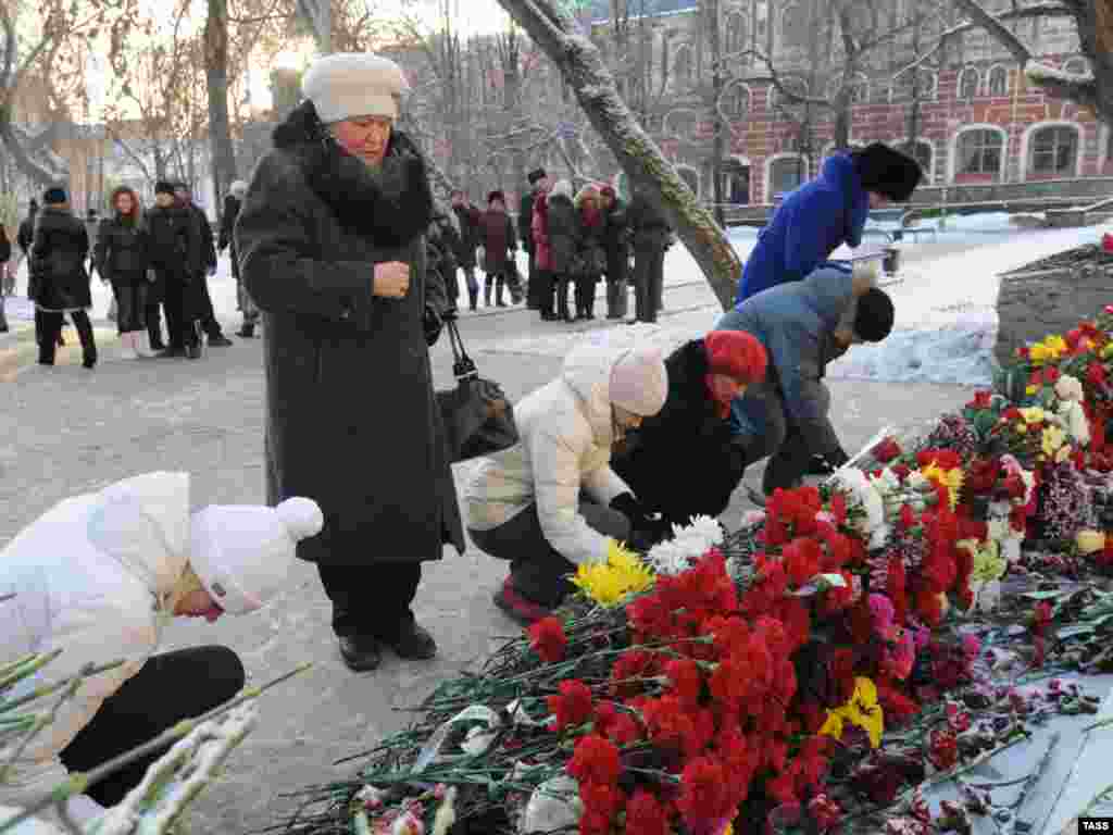 Рядом с клубом "Хромая лошадь" пермяки организовали мемориальное место. Вокруг клуба снято оцепление, и туда подходят и подъезжают люди, приносят цветы, ставят свечи