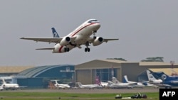 Sukhoi Superjet 100 на показательном полете в Джакарте. 2012 год