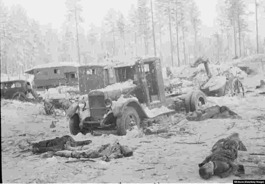 1940-cı ilin yanvar ayı, Raate yolunda finlərin hücumundan sonra Sovet hərbi texnikası və əsgərləri&nbsp;