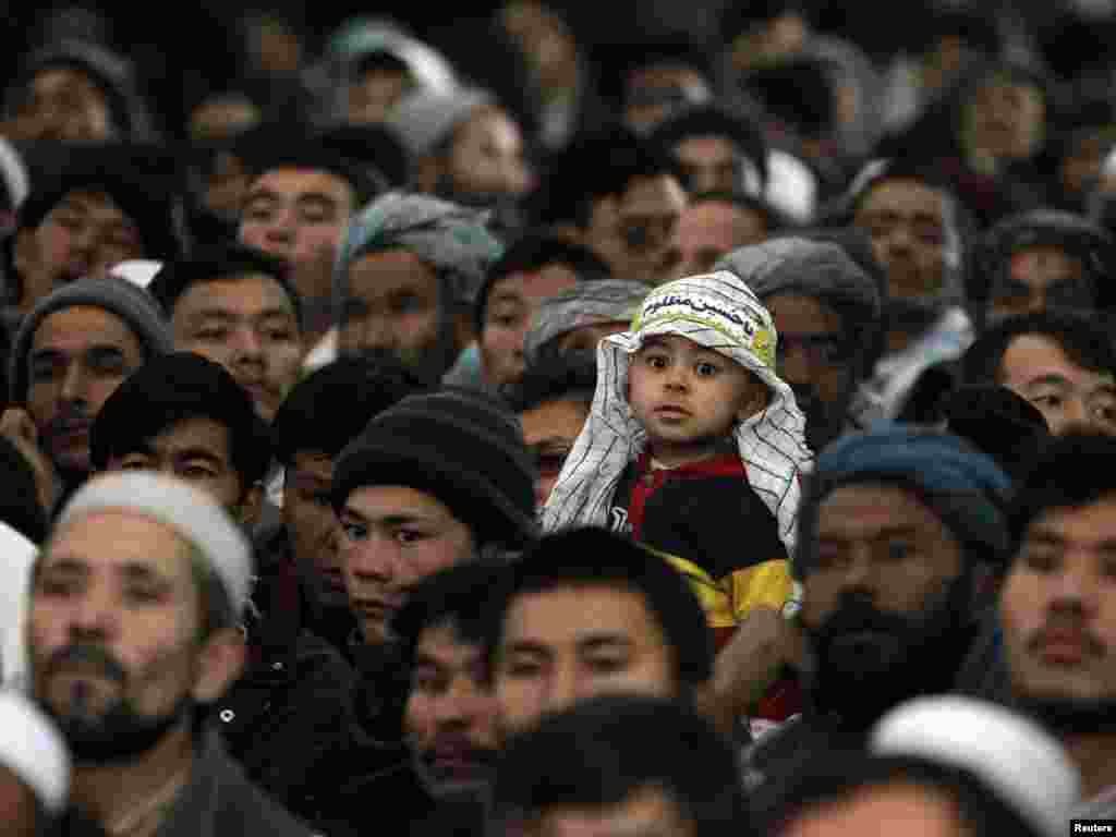 Кабул, Афганистан - Afghans listen to Afghan President Hamid Karzai speak at a mosque during an Ashura procession in Kabul December 16, 2010. Ashura, the most important day in the Shi'ite calendar, commemorates the death of Imam Hussein, grandson of the Prophet Mohammad, in the 7th century battle of Kerbala. REUTERS/Omar Sobhani (AFGHANISTAN - Tags: RELIGION POLITICS) potw50