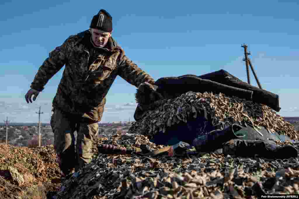 Украинский военный на позициях у Зайцево.&nbsp;