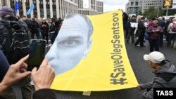 Россия. Москва. Участники митинга оппозиции "За свободную Россию без репрессий и произвола" на проспекте Сахарова с баннером в поддежку Олега Сенцова