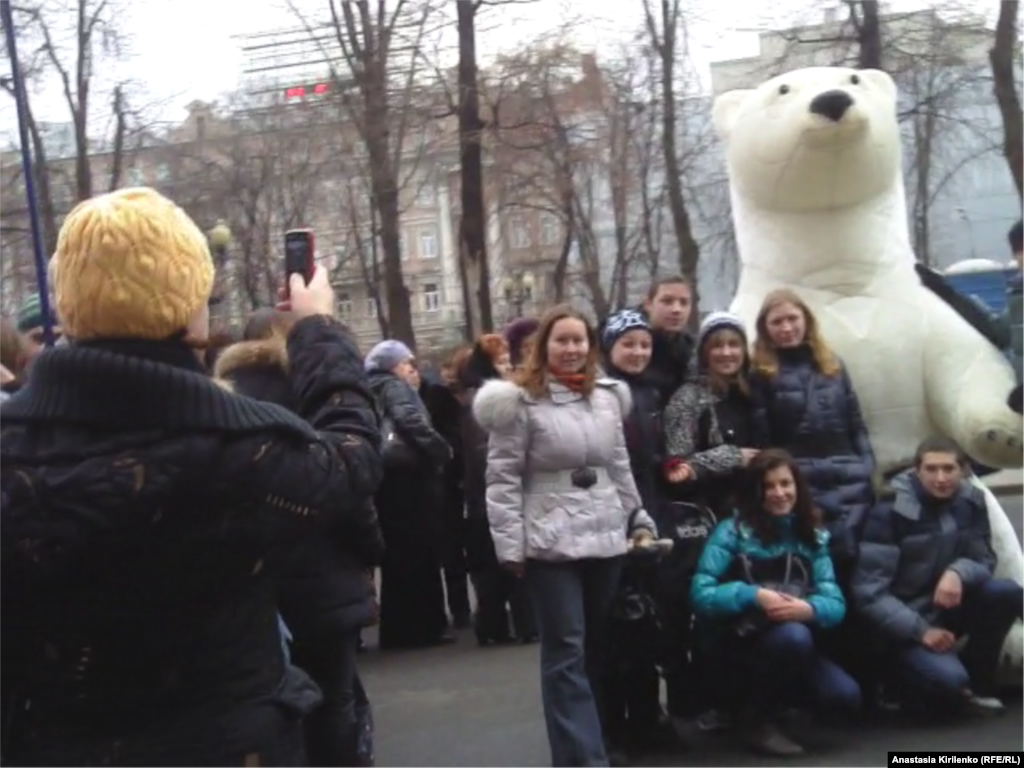 Многие стремились сфотографироваться с медведем