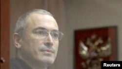 Russia -- Jailed Russian former oil tycoon Mikhail Khodorkovsky stands behind a glass wall before the start of a court session in Moscow, October 28, 2010.