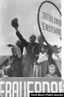 Бертольт Брехт и Хелен Вигель на первомайской демонстрации. 1954. Фото из Федерального архива Германии