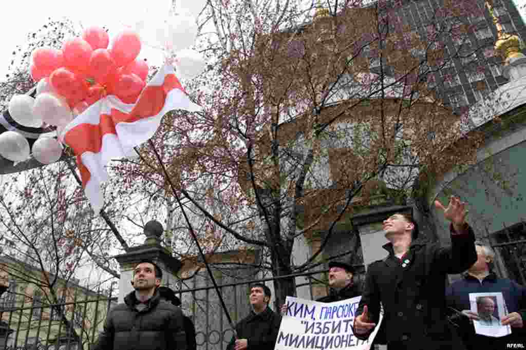 Кульминацией пикета был запуск исторического флага Беларуси под скандирование "Живе, Беларусь!!!"