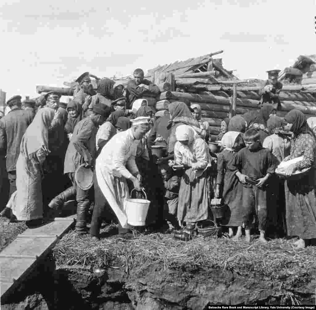 Деревенские жители, попавшие в объектив фотографа, во время поездки царя и его семьи. Это фото в альбоме царской семьи &ndash; одно из немногочисленных, запечатлевших обычных людей.