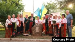 Участники митинга на открытии памятного знака в рамках арт-проекта «Чумацкий шлях» в Никополе. Фото Венеры Абибулаевой