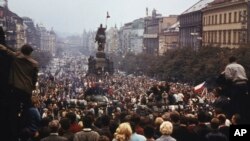 21 августа 1968 года. Вацлавская площадь в центре Праги. Протестующие обступили советские танки