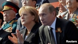 Angela Merkel və Vladimir Putin Moskvada hərbi paradı seyr edirlər- 9 may 2010