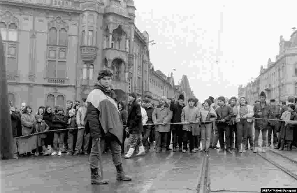 Начало румынской революции. 16 декабря 1989 года жители города Тимишоара блокируют автодорогу после того, как в городе начались антиправительственные выступления. &nbsp;