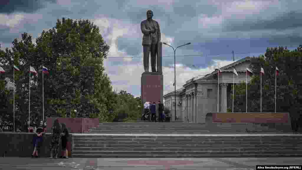 Памятник Ленину. Бронзовая фигура возвышается над одноименной площадью в самом центре города. Памятник открывали в 1967 году &ndash; к 50-летию со дня большевистского переворота 1917 года