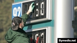 В то время, пока цены на нефть на мировых площадках падали, в России подскочили цены на бензин, хотя нефтяники оправдывают их рост именно подорожанием нефти в мире