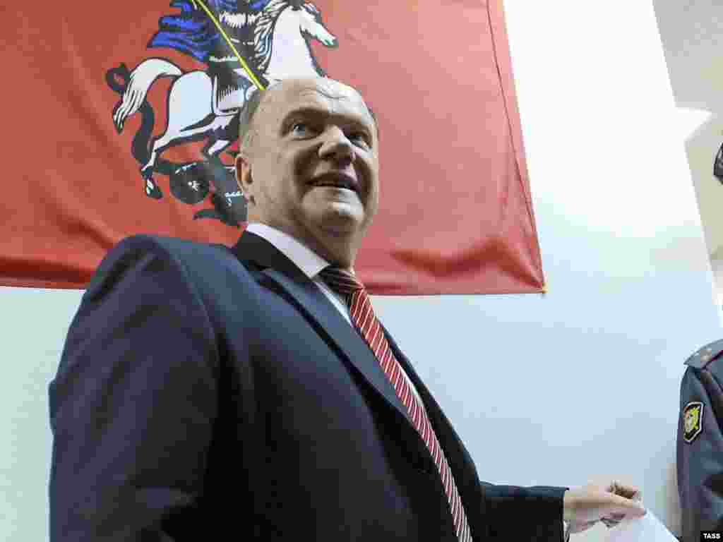 Kommunist Partiyasının sədri Gennady Zyuganov Moskvada səs verir.&nbsp;