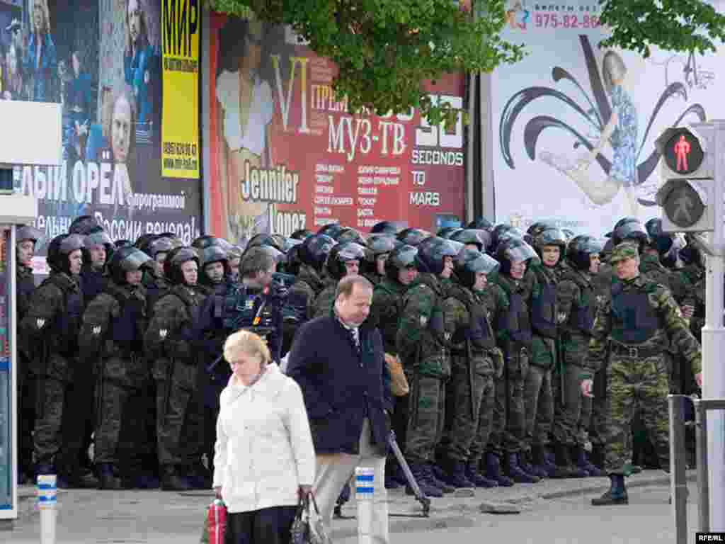 Там же ожидают и внутренние войска