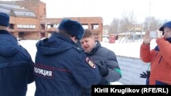 Полиция в Череповце требует от Григория Винтера (в центре) прекратить акции в защиту Пуловского леса