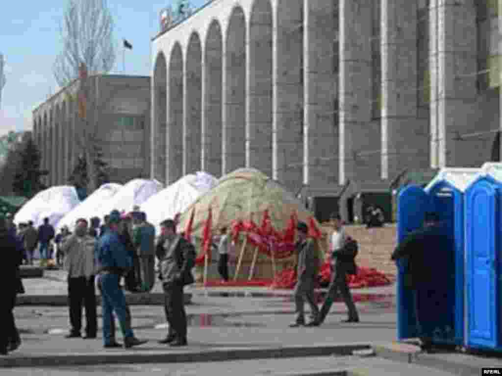 Оппозиция на центральной площади Бишкека