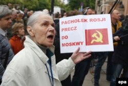 "Лакей России, вон - в Москву!" Одна из демонстраций противников Ярузельского у его дома в Варшаве