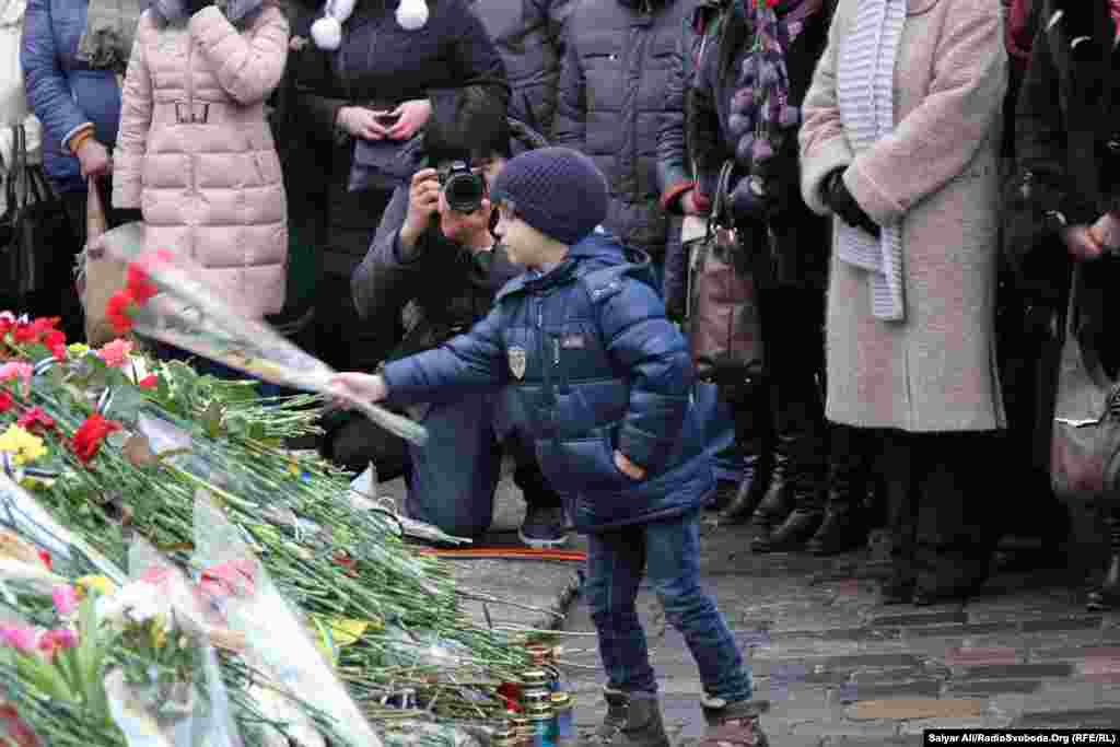 Цветы в память о &quot;Небесной сотне&quot; - так на Украине называют тех, кто погиб, защищая Майдан в феврале 2014 года