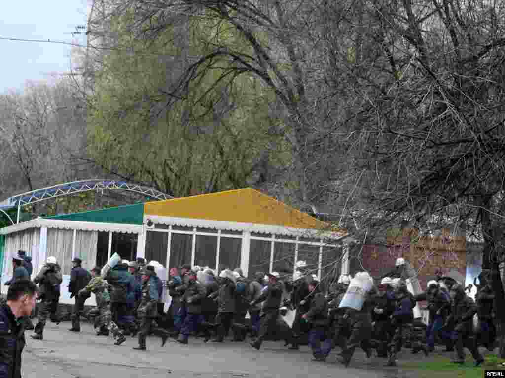 Протесты в Бишкеке, 7 апреля 2010